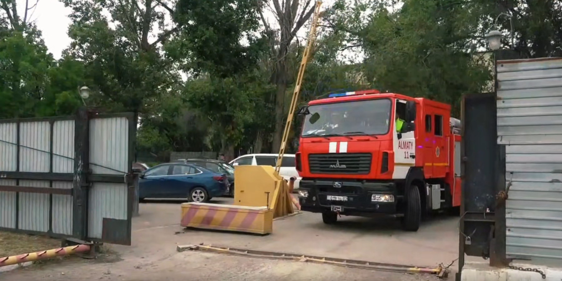 Вы сейчас просматриваете В Военном институте Сухопутных войск имени Сагадата Нурмагамбетова совместно с пожарной частью #11 Турксибского района города Алматы прошли учебные тренировки.